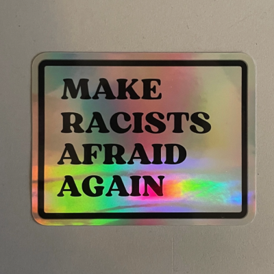 Autocolante holográfico com texto preto MAKE RACISTS AFRAID AGAIN