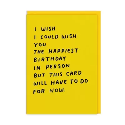 Cartão amarelo com texto preto de parabéns no aniversário.