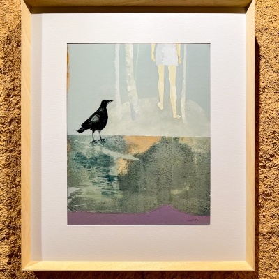 Quadro arte com corvo preto e figura humana na moldura madeira clara