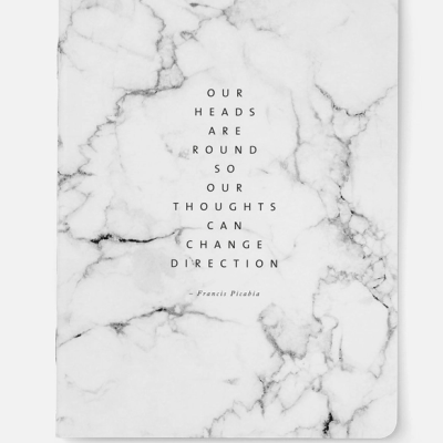 Caderno com padrão mármore branco e texto com citação