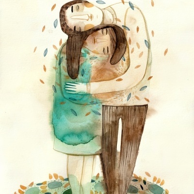 Ilustração de duas pessoas abraçadas, uma com vestido azul esverdeado e outra com roupa bege e castanha, em fundo claro com folhas a cair