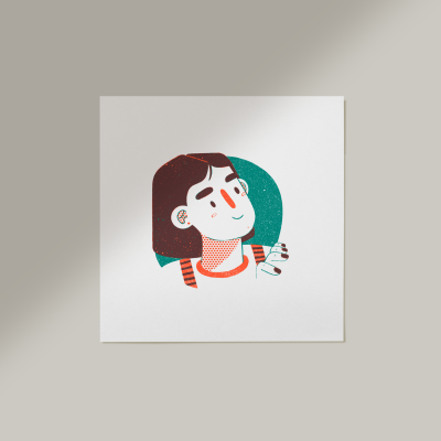 Ilustração de rosto de pessoa com cabelo castanho e camiseta às riscas em papel branco sobre superfície cinzenta