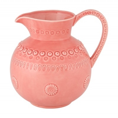 Jarra de cerâmica rosa com padrão floral em relevo e bico para servir