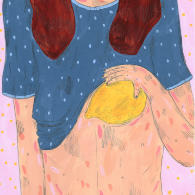 Pessoa segurando limão contra o peito com camisola azul de bolinhas