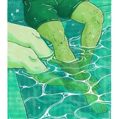 Duas pessoas sentadas à beira da piscina com pernas submersas na água