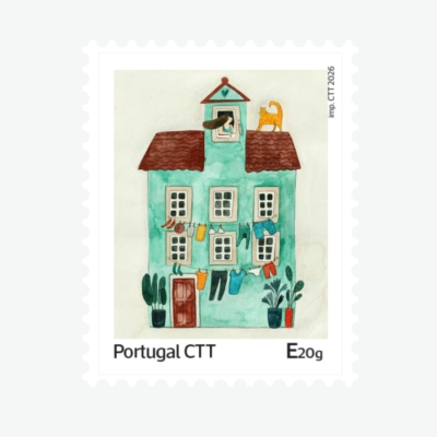 Selo postal com ilustração de casa azul esverdeada com roupa estendida e gato no telhado