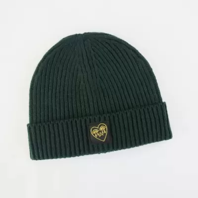 Gorro de malha verde escura com etiqueta de coração amarelo