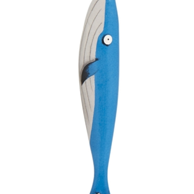 Figura decorativa em forma de peixe azul e cinzento com olho branco e preto