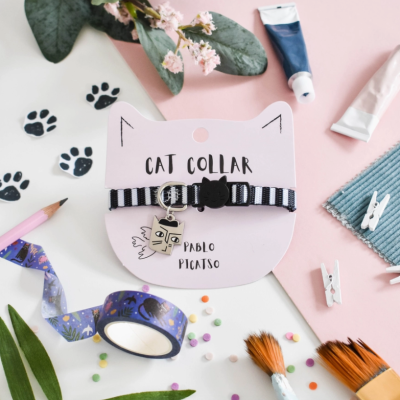 Coleira para gato riscas preto e branco em cartão com cabeça de gato cor de rosa