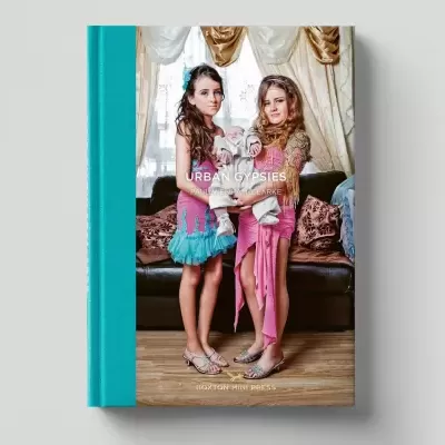 Capa de livro com duas raparigas em vestidos cor-de-rosa segurando um bebé vestido de branco e texto Urban Gypsies e Hoxton Mini Press.