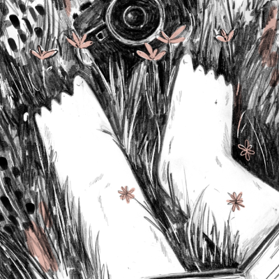 Desenho a preto e branco de pés descalços em relva com flores cor de rosa e uma câmara fotográfica