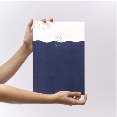 Cartaz com design minimalista azul e branco com ilustração de mão e folha