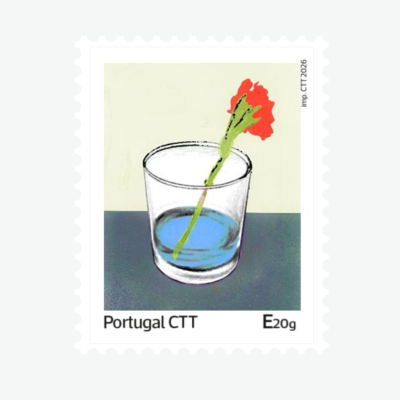 Selo postal com copo de vidro contendo líquido azul e flor vermelha