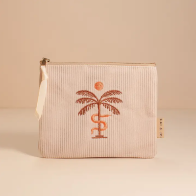 Necessaire bege com fecho dourado e bordado de palmeira, cobra e sol.