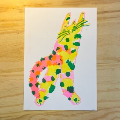 Desenho colorido de gato em papel sobre superfície de madeira