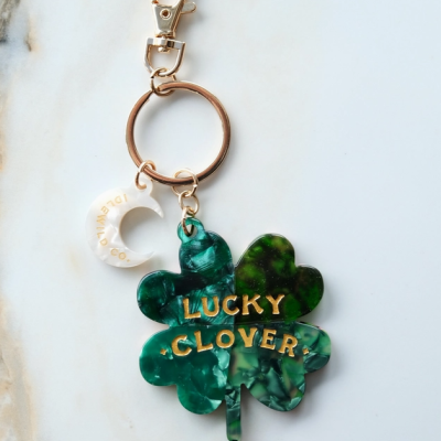 Porta-chaves com trevo verde e lua branca com texto dourado