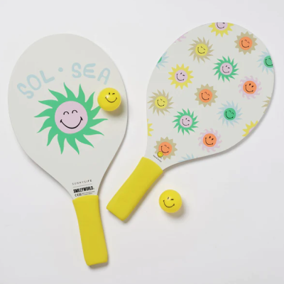 Conjunto de duas raquetes de madeira com cabos amarelos e desenhos de sóis sorridentes.