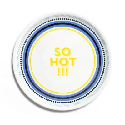 Prato descartável branco com texto SO HOT !!! e círculos azuis e pretos.