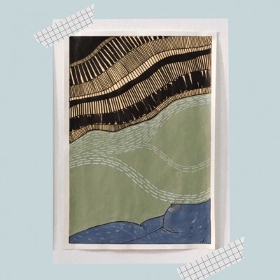 Quadro colorido abstrato com linhas onduladas e padrões em verde, azul, preto e bege na moldura branca.