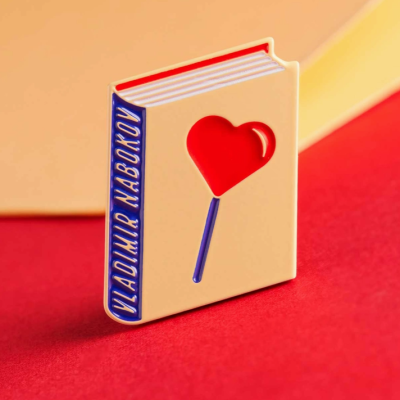 Pin em formato de livro com coração vermelho e texto VLADIMIR NABOKOV