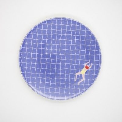 Prato azul com padrão branco e figura de nadador