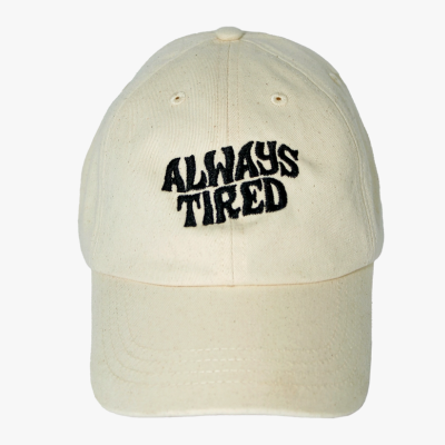 Boné bege com bordado preto ALWAYS TIRED