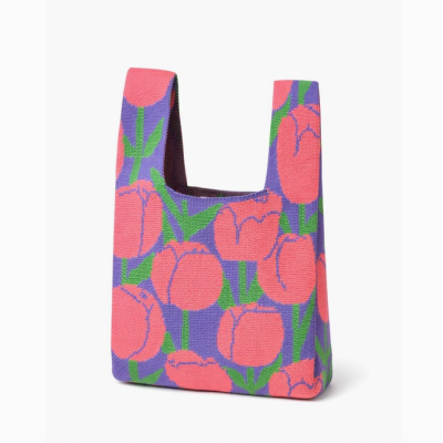 Mala de tecido roxa com flores cor-de-rosa e folhas verdes