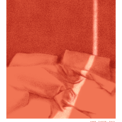 cama com lençóis e almofadas alaranjadas iluminada por faixa de luz