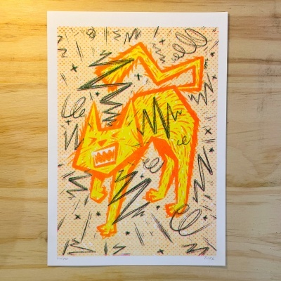 Ilustração colorida abstrata de um gato amarelo e laranja com traços pretos sobre fundo com bolinhas laranja.