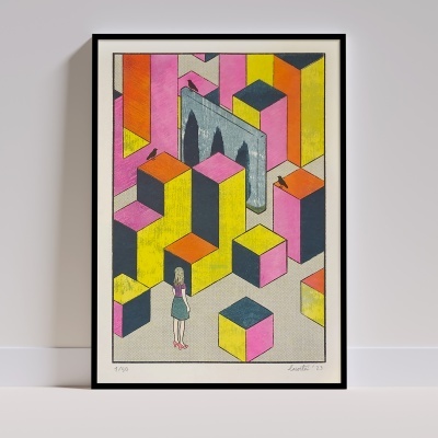 Quadro emoldurado com ilustração geométrica colorida e figura feminina pequena