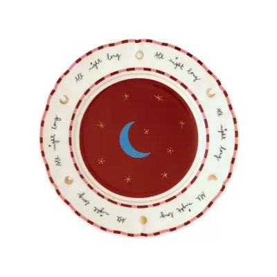 Prato de cerâmica vermelho com lua azul e estrelas, borda branca com padrão xadrez e texto 'All night long'