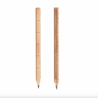 Dois lápis de madeira com graduação de régua ao longo do corpo em fundo branco