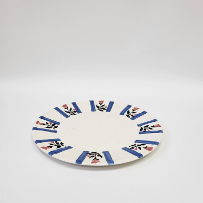 Prato redondo de cerâmica com padrão azul e floral