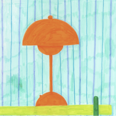 Lâmpada de mesa laranja sobre superfície amarela com fundo azul listrado