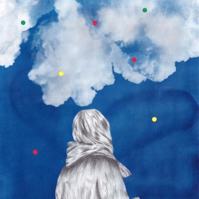 Desenho de uma pessoa de costas com casaco cinza e céu azul com nuvens e pontos coloridos