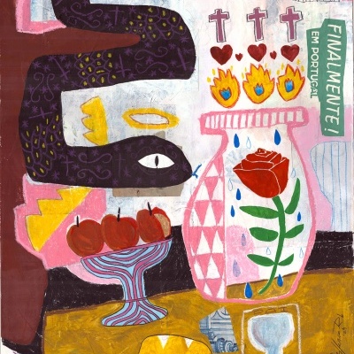 Pintura abstrata com cobra preta, jarra rosa, símbolos religiosos e alimentos sobre mesa colorida.