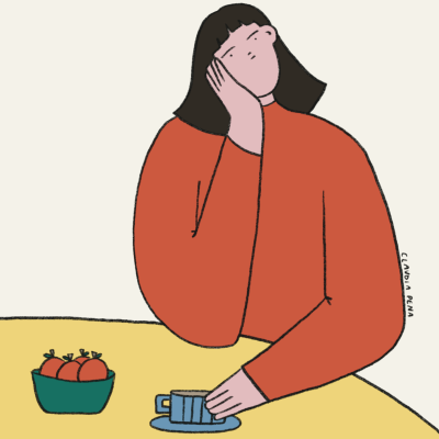 Pessoa com camisola vermelha, chávena azul e taça verde com tomateiros numa mesa amarela