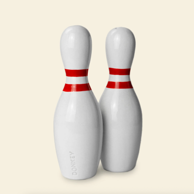 Dois pinos de bowling brancos com faixas vermelhas e texto DONKEY