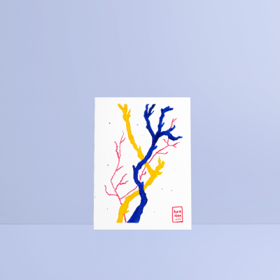 Ilustração com ramos coloridos em papel branco contra parede azul