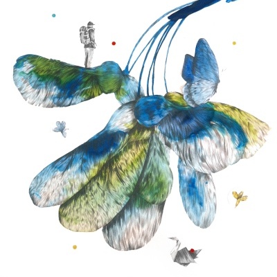 Figura humana pequena com mochila sobre grandes folhas azuis, verdes e amarelas com textura de penas, borboletas e origami de pássaro cinza.
