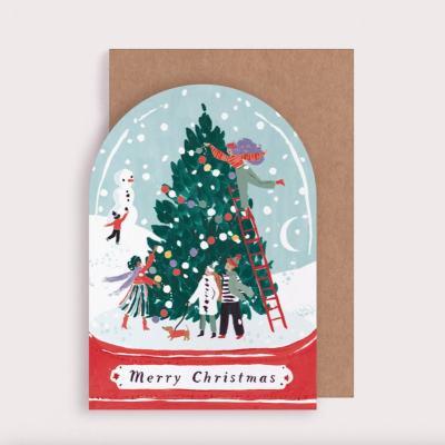 Cartão de Natal com ilustração de pessoas a decorar árvore de Natal e texto Merry Christmas