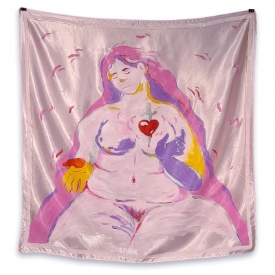 Lenço com ilustração colorida de mulher nua segurando coração vermelho