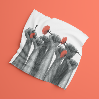 Pano branco com braços em punho segurando flores vermelhas em fundo branco.