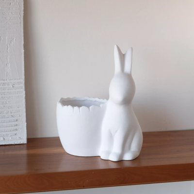 Vaso decorativo branco em cerâmica com figura de coelho sentado