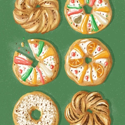 Seis bolos redondos decorados sobre fundo verde