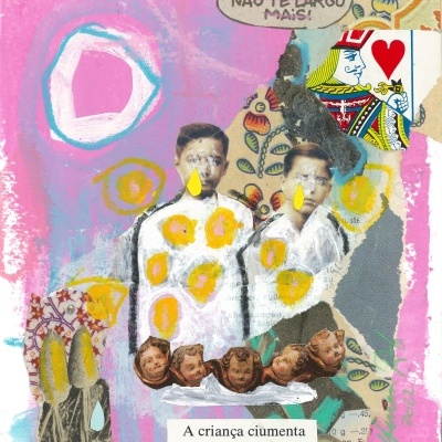 Colagem artística com figuras humanas, cartas de baralho, texto em português e padrões florais