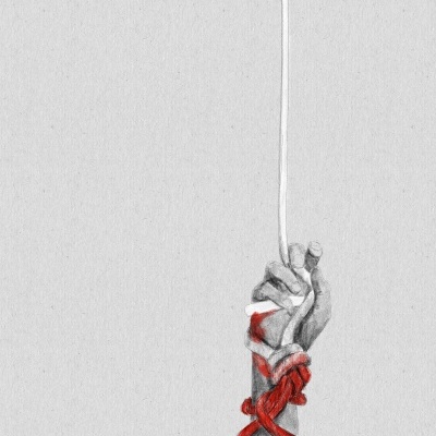 Mão a lápis amarrada com corda vermelha segurando linha branca