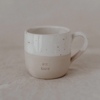 Caneca de cerâmica branca e bege com texto 'ME TIME'