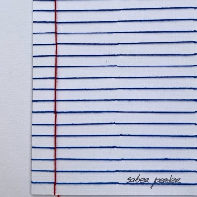 Folha de papel pautado branca com linhas azuis e vermelhas, texto 