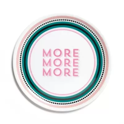 Prato decorativo branco com texto 'MORE MORE MORE' e bordas coloridas